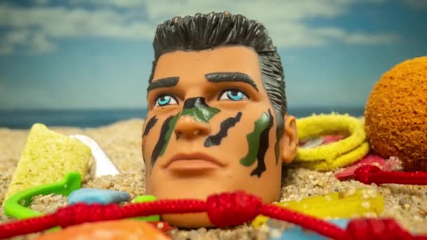 Głowa Lalki Otoczona Śmieciami Śmieciami Wypełniająca Piękną Plażę — Wideo stockowe