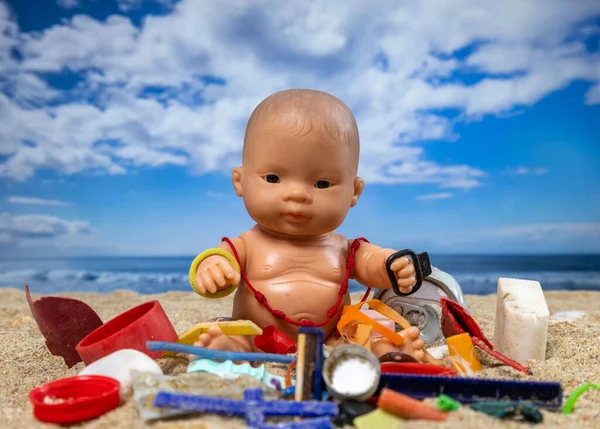 Кукла Окруженная Мусором Мусором Прекрасном Пляже — стоковое фото