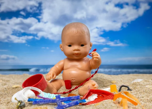 Кукла Окруженная Мусором Мусором Прекрасном Пляже — стоковое фото