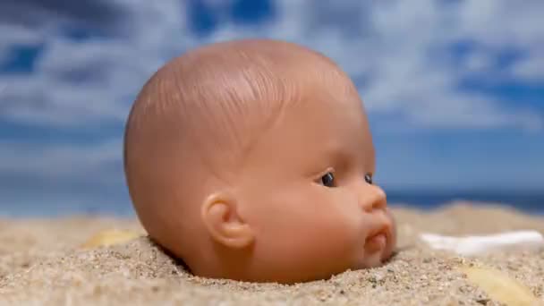 Маленькая Кукла Голове Пляже Вращающаяся Вокруг Накладывающимся Сбой Пленки — стоковое видео