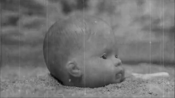 Malá Panenka Své Hlavě Pláži Točící Kolem Přehozenou Filmovou Závadou — Stock video