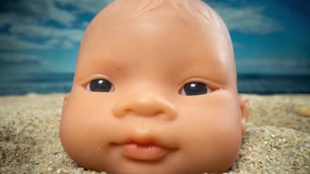 一个娃娃把头靠在沙滩上 带着毛绒绒的胶卷飞来飞去 — 图库视频影像