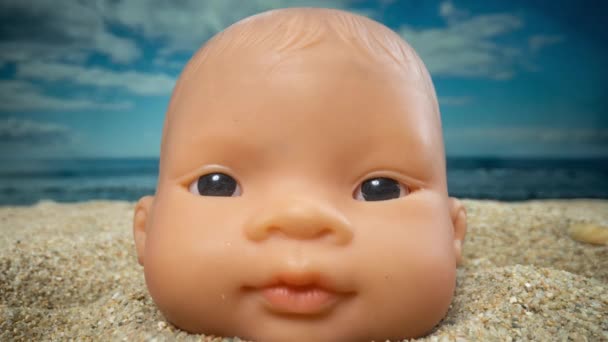 Дитяча Лялька Голови Пляжі Накладеним Плівковим Глюком — стокове відео
