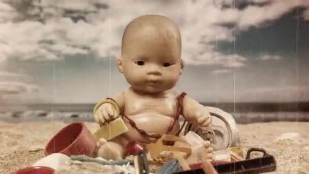 在美丽的海滩上 一个洋娃娃被垃圾和垃圾包围着 — 图库视频影像