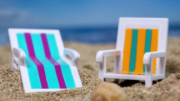 Speelgoed Ligstoelen Het Strand Met Zee Wolken Achter — Stockvideo