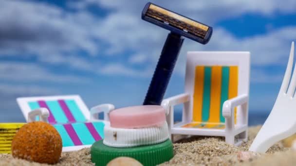 Zabawkowe Leżaki Śmieci Plaży Morzem Chmurami Plecami — Wideo stockowe