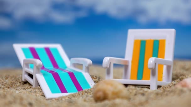 Cadeiras Brinquedo Praia Com Mar Nuvens Atrás — Vídeo de Stock