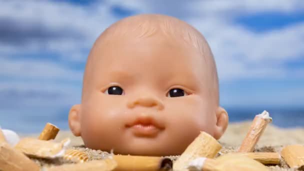 Дитяча Голова Ляльки Оточенні Сигарет Заповнюються Красивому Пляжі — стокове відео