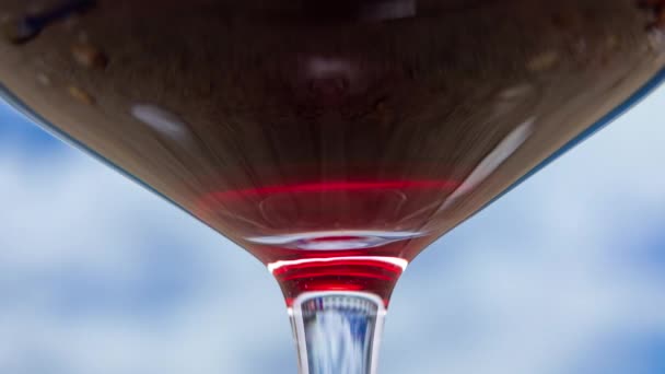 Sahilde Kırmızı Şarap Bardağı Arkasında Hareket Eden Bulutlar Var — Stok video