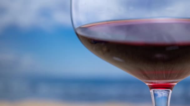 Bicchiere Vino Rosso Una Spiaggia Con Nuvole Movimento Sullo Sfondo — Video Stock