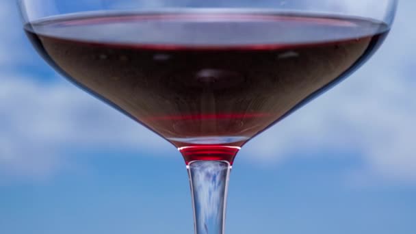 Ein Glas Rotwein Strand Mit Sich Bewegenden Wolken Hintergrund — Stockvideo