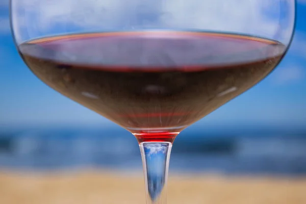 Szklanka Czerwonym Winem Plaży Chmurami Tle — Zdjęcie stockowe