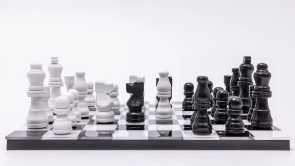 Eine Schachpartie Vor Weißem Hintergrund — Stockvideo