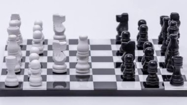 Beyaz arkaplana karşı oynanan bir satranç oyunu