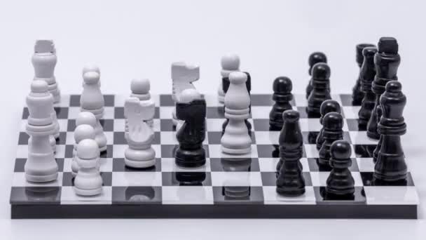 Ένα Παιχνίδι Σκάκι Που Παίζεται Λευκό Φόντο — Αρχείο Βίντεο
