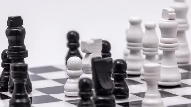 Šachovnice Uprostřed Hry Spinning Proti Bílému Pozadí — Stock video