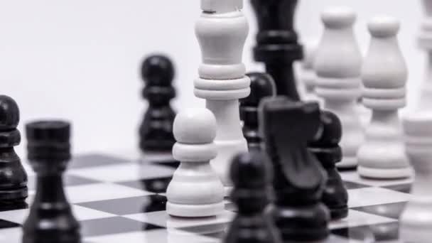 Beyaz Arkaplana Karşı Dönen Bir Satranç Tahtası Oyun Ortasında — Stok video