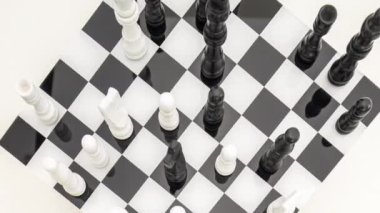 Beyaz arkaplan üzerinde dönen bir satranç tahtası