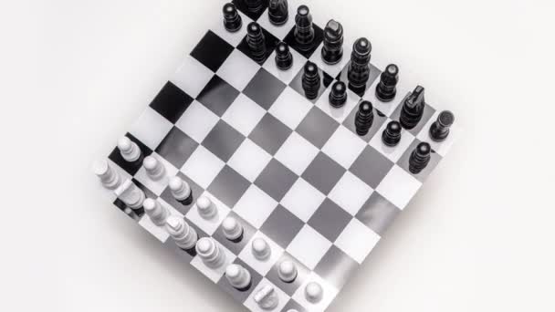 Ein Schachbrett Das Sich Vor Weißem Hintergrund Dreht — Stockvideo