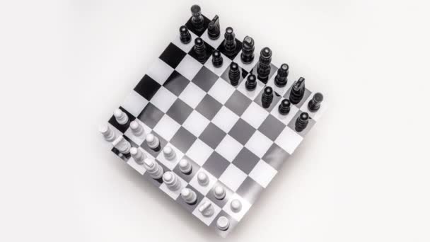 白地に向かって回転するチェス盤 — ストック動画