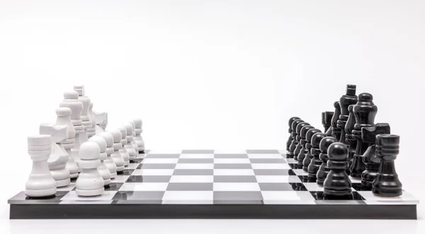 Hra Šachy Proti Bílému Pozadí — Stock fotografie