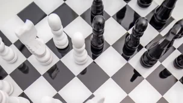 Ein Schach Das Stop Motion Vor Weißem Hintergrund Gespielt Wird — Stockvideo
