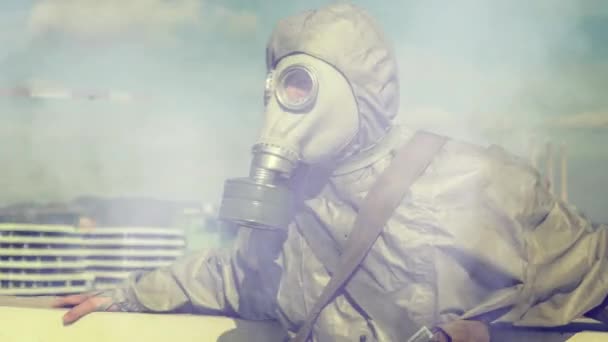 Человек Газовом Костюме Время Химической Атаки Осматривается Вокруг — стоковое видео