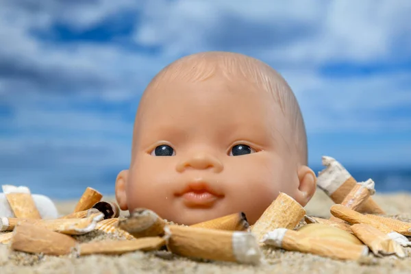 Кукла Окружении Сигарет Прекрасном Пляже — стоковое фото