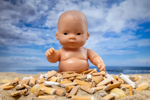 Dětská Panenka Obklopená Cigaretami Krásné Pláži — Stock fotografie