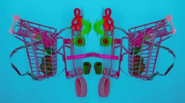 Plastik çöplerin ve atık maddelerin aynalı desenli bir alışveriş arabasında oluşturduğu makro stop hareketi.