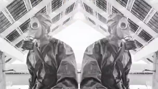 催眠抽象的なパターンに作られた化学ガス攻撃中のガススーツの男 — ストック動画