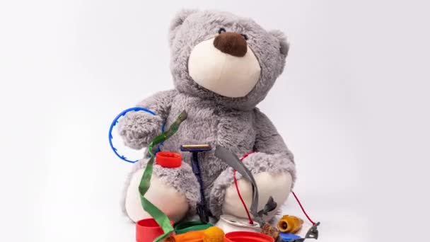 塑料垃圾和废品盖住可爱的玩具熊的停止运动 — 图库视频影像