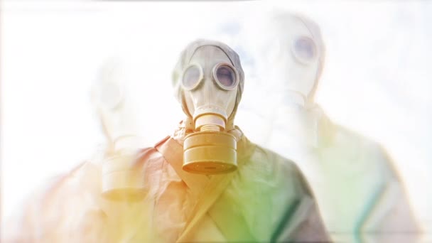 Человек Газовом Костюме Время Химической Атаки Смотрит Камеру — стоковое видео