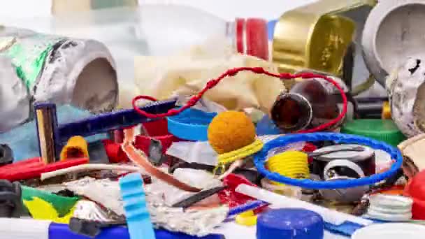 プラスチックごみ 廃棄物の移動コレクションのクローズアップ — ストック動画