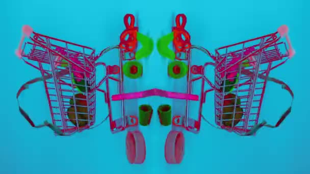 Plastik Çöplerin Atık Maddelerin Aynalı Desenli Bir Alışveriş Arabasında Oluşturduğu — Stok video