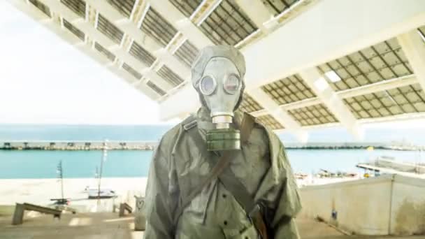 Ein Mann Gasanzug Während Eines Chemiegasangriffs Schaut Sich — Stockvideo