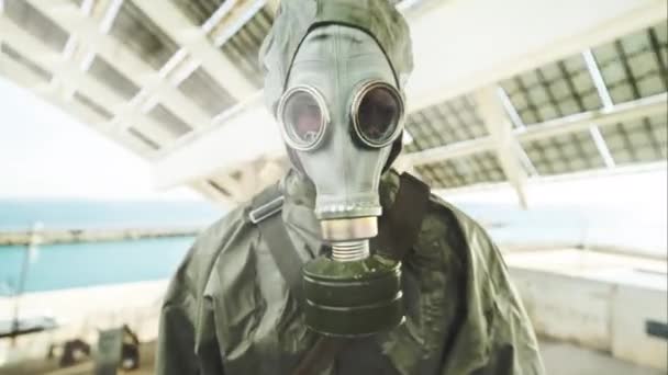 Человек Газовом Костюме Время Химической Атаки Осматривается Вокруг — стоковое видео