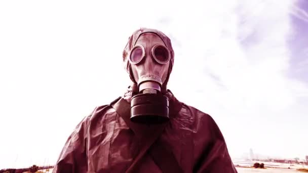Чоловік Газовому Костюмі Під Час Хімічної Газової Атаки Рухає Голову — стокове відео