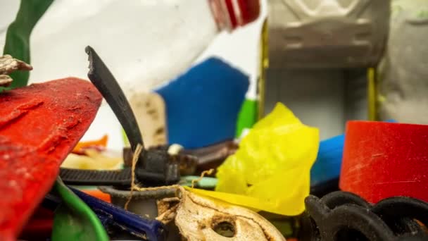 Plastik Çöp Atık Maddelerden Oluşan Bir Koleksiyonun Içinden Fırlayan Bir — Stok video