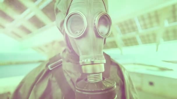 Mężczyzna Kombinezonie Gazowym Podczas Chemicznego Ataku Gazowego Rozglądający Się Dookoła — Wideo stockowe