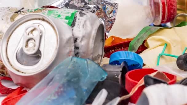 Makro Panning Strzał Wraz Kolekcją Plastikowych Śmieci Odpadów Przedmiotów — Wideo stockowe