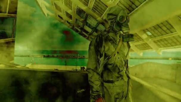 Mężczyzna Kombinezonie Gazowym Podczas Ataku Chemicznego Kamerę — Wideo stockowe