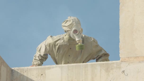 Hombre Con Traje Gas Máscara Mirando Alrededor — Vídeos de Stock