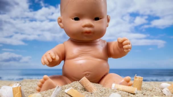 Güzel Bir Kumsalda Sigarayla Çevrili Bir Oyuncak Bebek — Stok video