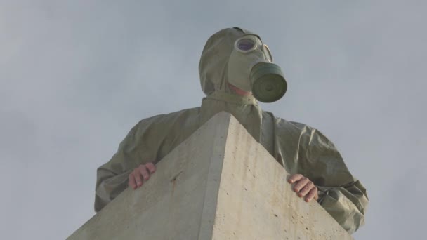 Muž Plynovém Obleku Maskou Rozhlížející Kolem — Stock video