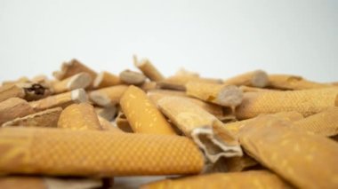 Beyaz arka planda sigara izmaritlerinin makro görüntülerini tarıyorum.