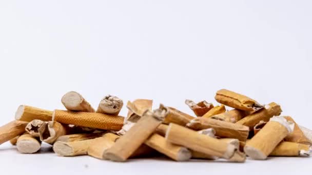 Cigarrillos Colillas Amontonadas Sobre Fondo Blanco — Vídeo de stock