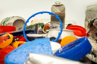 Plastik çöp ve atık eşyalar koleksiyonu boyunca bir makro çekim 