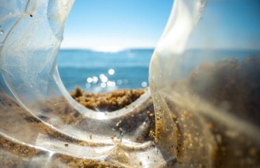 Çöp ve çöplerle kaplı güzel bir sahil. 