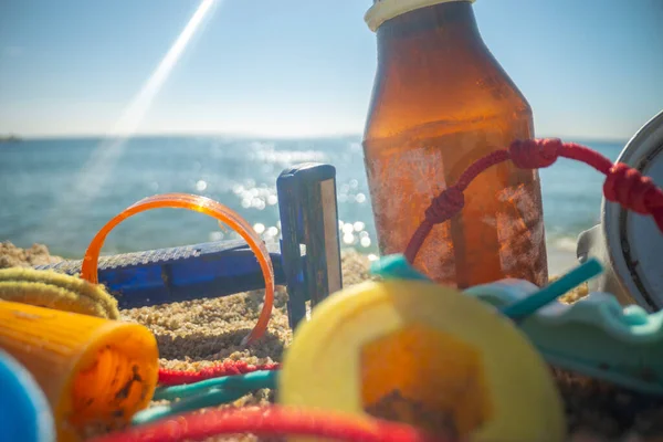 Sebuah Pantai Yang Indah Ditutupi Dengan Sampah Dan Sampah — Stok Foto